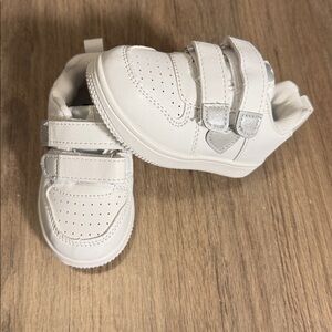 First Steps Baby girl‎ Sneakers size 4 with hook and loop Straps bright white